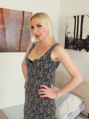 Hot British mature Tracey Lain loves to play alone