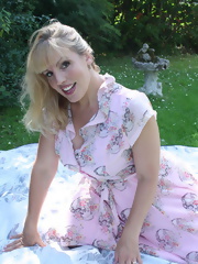 Hot white hair British mom playing on a picnic