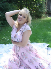 Hot white hair British mom playing on a picnic