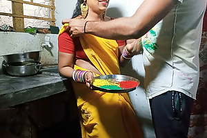 HOLI Par Sexy Bhabhi ko Color Lagakar Kitchen Stand Par Khood Choda