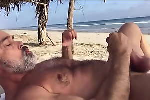 horny mature cums vulnerable the beach - amateur shoot