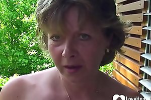 Prex milf shows her pussy in a close-up