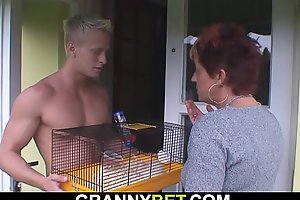 Younger dude drills her bald old pussy