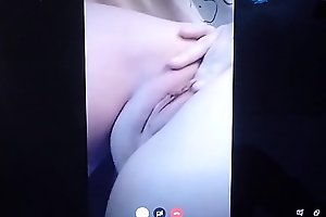 Actriz porn milf española se folla a un acid-head por webcam (VOL II). Esta madurita sabe sacar bien la leche a distancia.