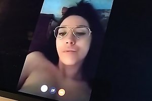 Milf madura española sacando la lengua por webcam para que se le corran en la cara. A esta curvy gordita le gusta mucho hacer la guarra y tener cibersexo hairbrush sus fans.