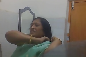 Indian Bengali Milf Aunty Infirm of purpose Saree in Girls' room