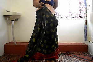Bhabhi  Wear Saree in Home